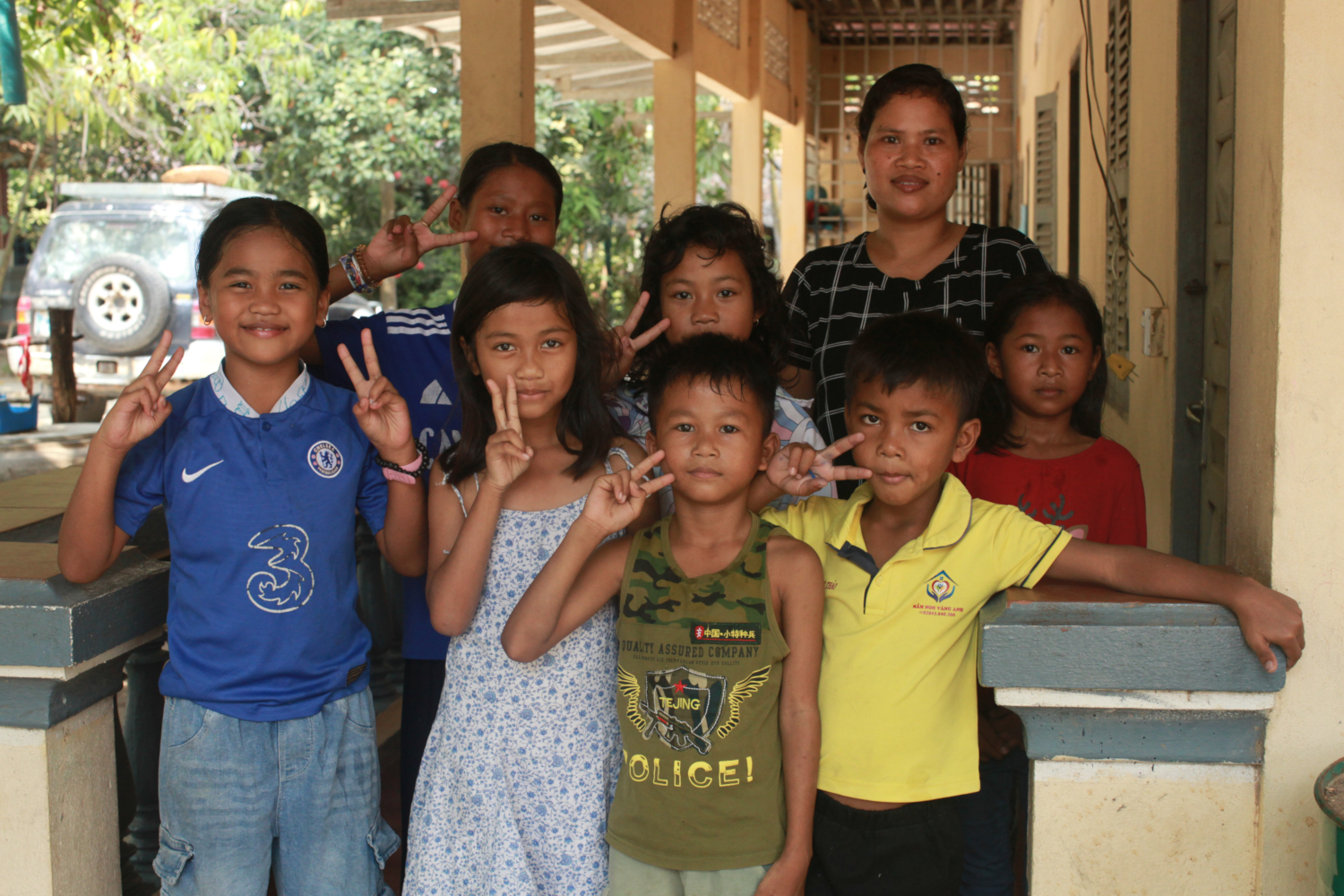 Sokha, une des responsables du refuge Kol entourée de quelques-uns des enfants pensionnaires. © Globe Reporters