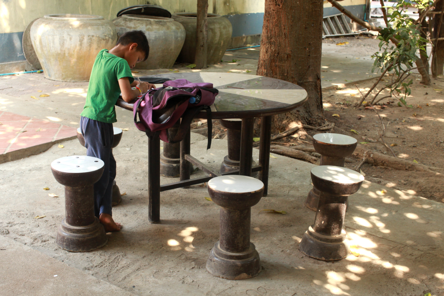 Un enfant fait ses devoirs dans les jardins du Refuge Kol © Globe Reporters