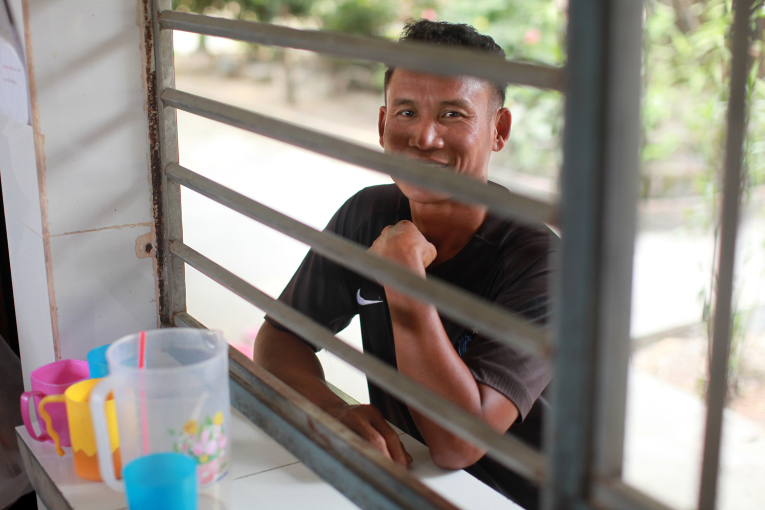 Tak Ngimu est le mari de Sokha, il travaille également au refuge Kol © Globe Reporters