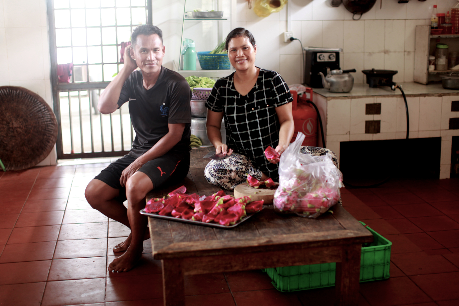 Tak Ngimu et Sokha dans la cuisine du Refuge Kol © Globe Reporters