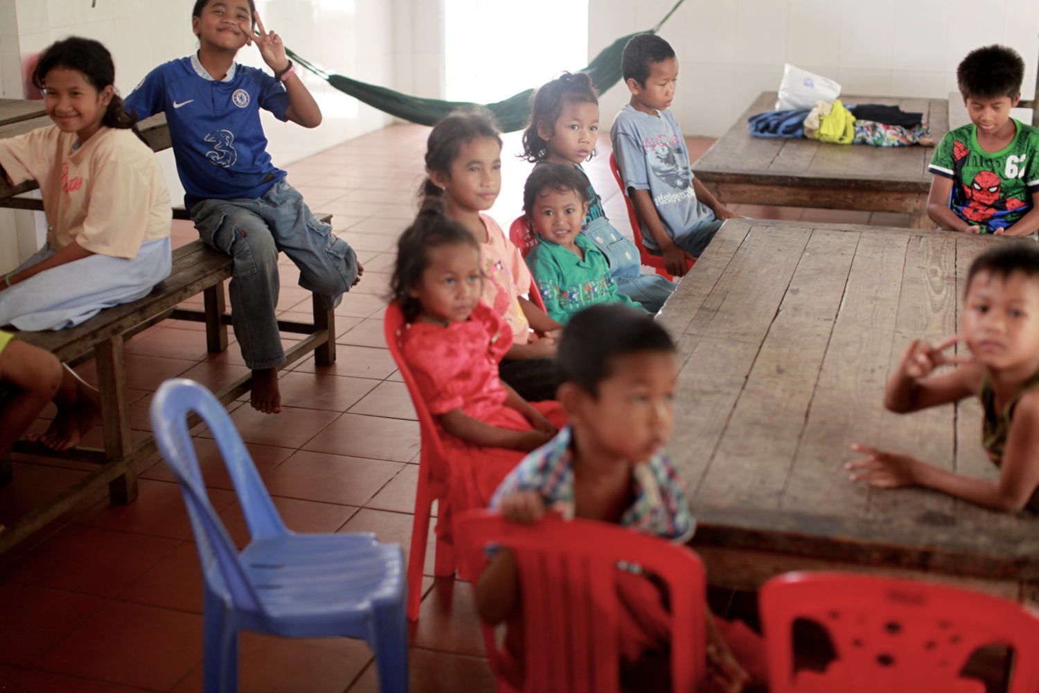 Les enfants attendent le goûter dans le réfectoire © Globe Reporters