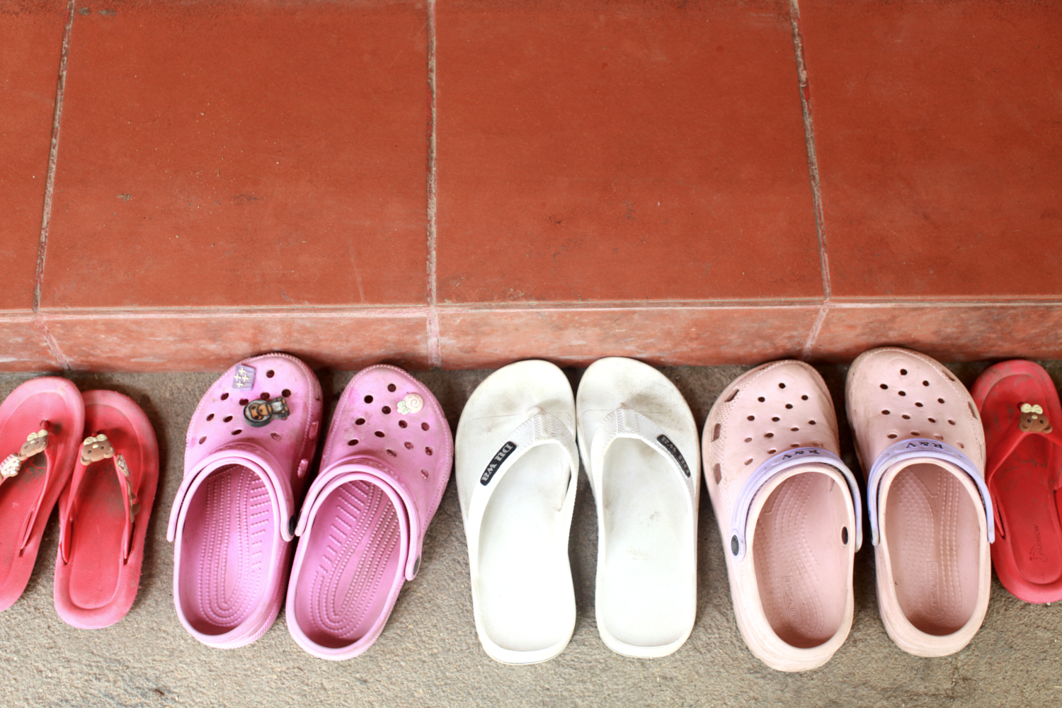 On retire ses claquettes avant d’entrer dans le réfectoire © Globe Reporters