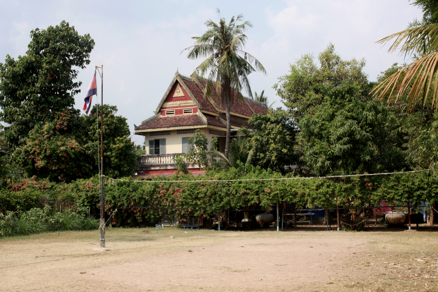 Le terrain de volley, le mât des couleurs devant un des bâtiments du refuge Kol © Globe Reporters