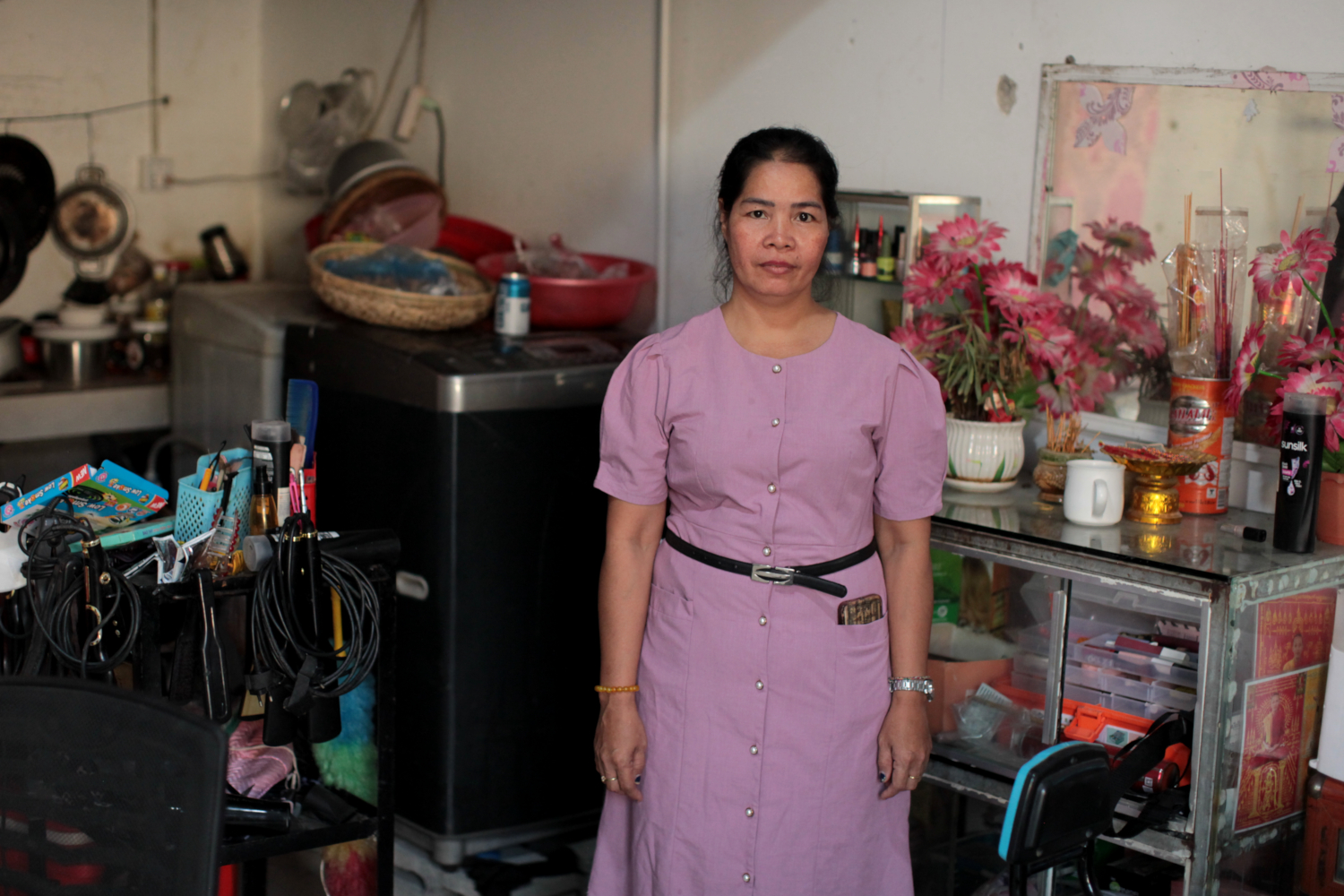 Sokram a 43 ans et a deux enfants. Elle est séparée de son mari et travaille comme ouvrière dans une usine textile. Pour joindre les deux bouts (elle gagne le salaire minimum mensuel fixé à 208 USD), elle a installé un salon d’esthéticienne dans son petit logement ouvrier © Globe Reporters