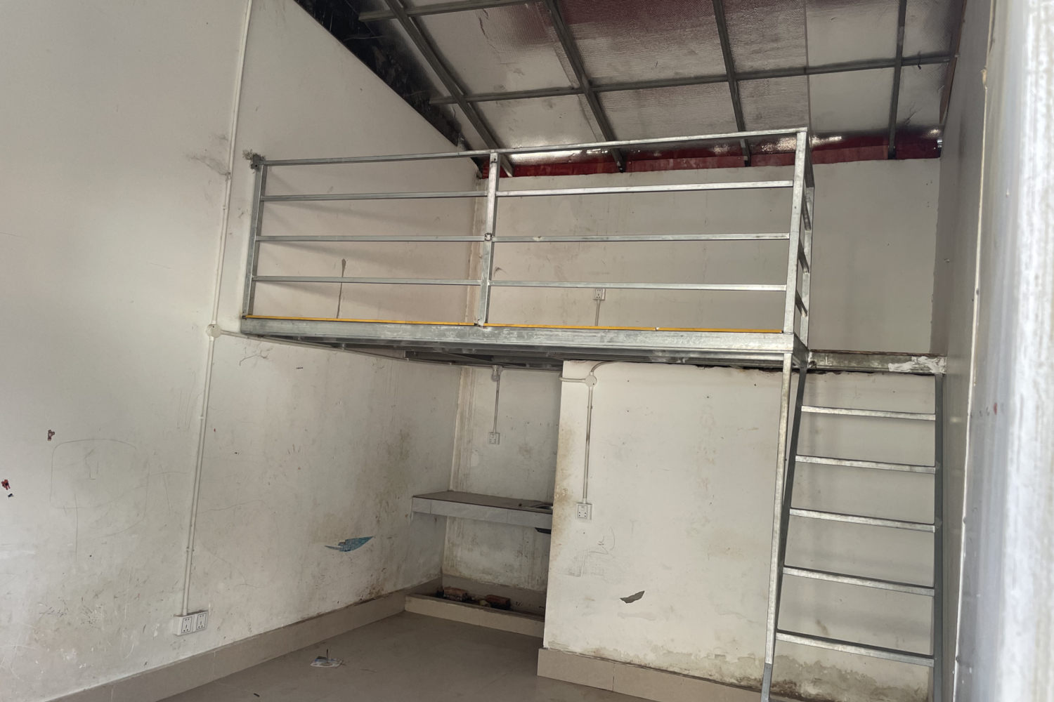 Intérieur d’un studio ouvrier © Globe Reporters