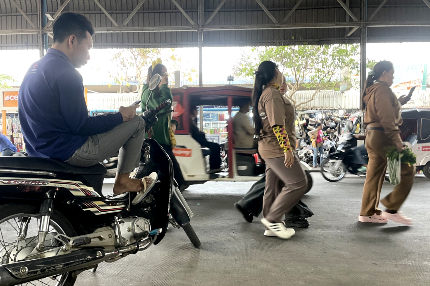 Sortie des ouvrières des usines de textile © Globe Reporters