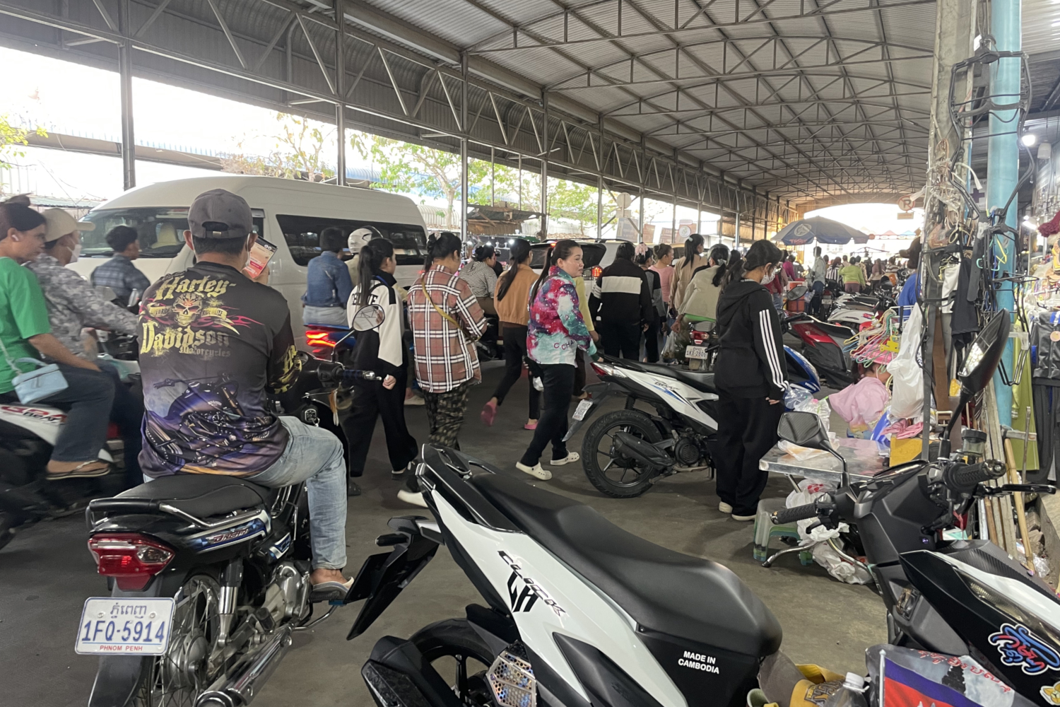 Sortie des ouvrières des usines de textile © Globe Reporters