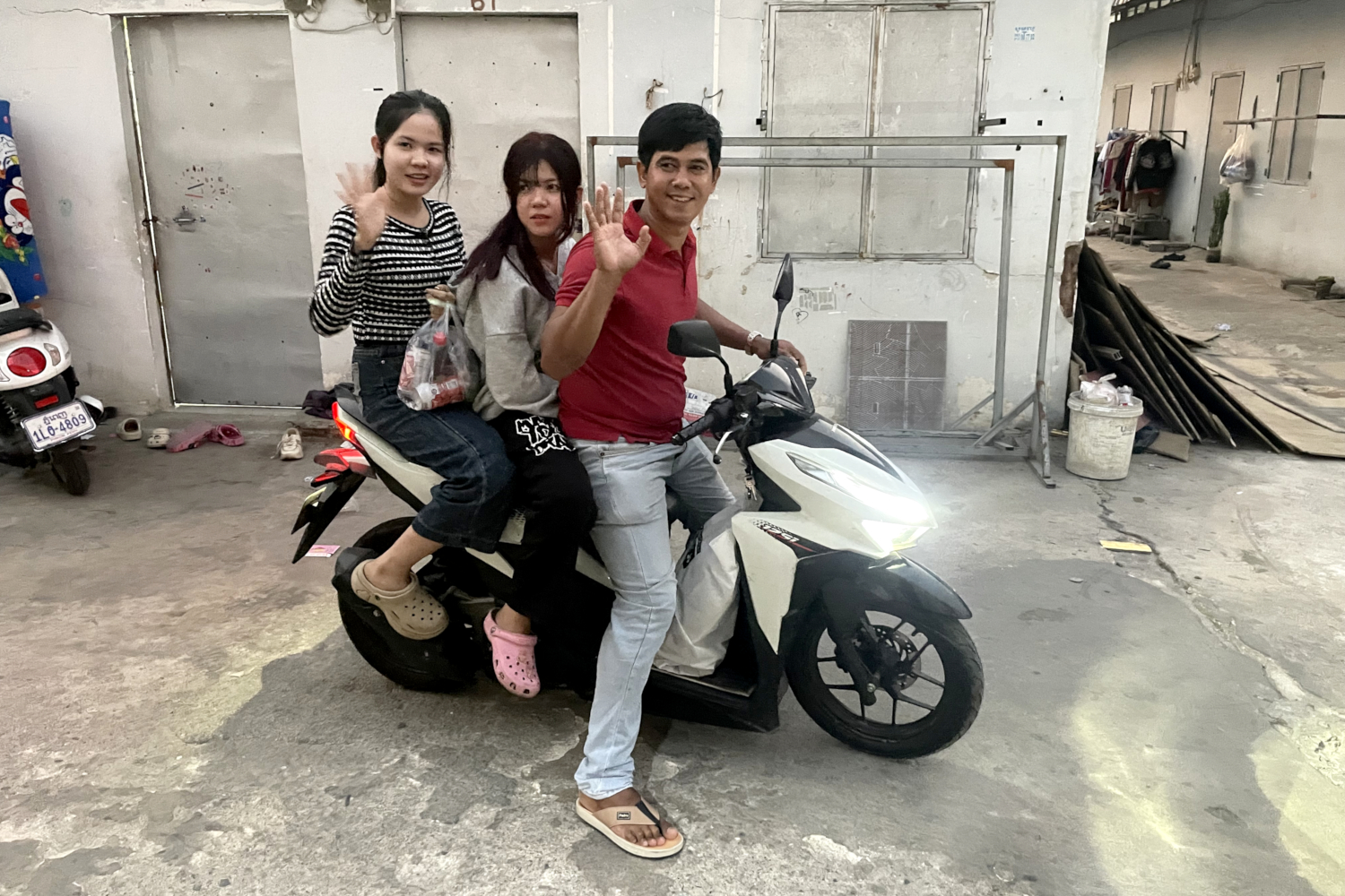 Aun Chayna et ses camarades syndicalistes repartent chez eux après l’interview © Globe Reporters