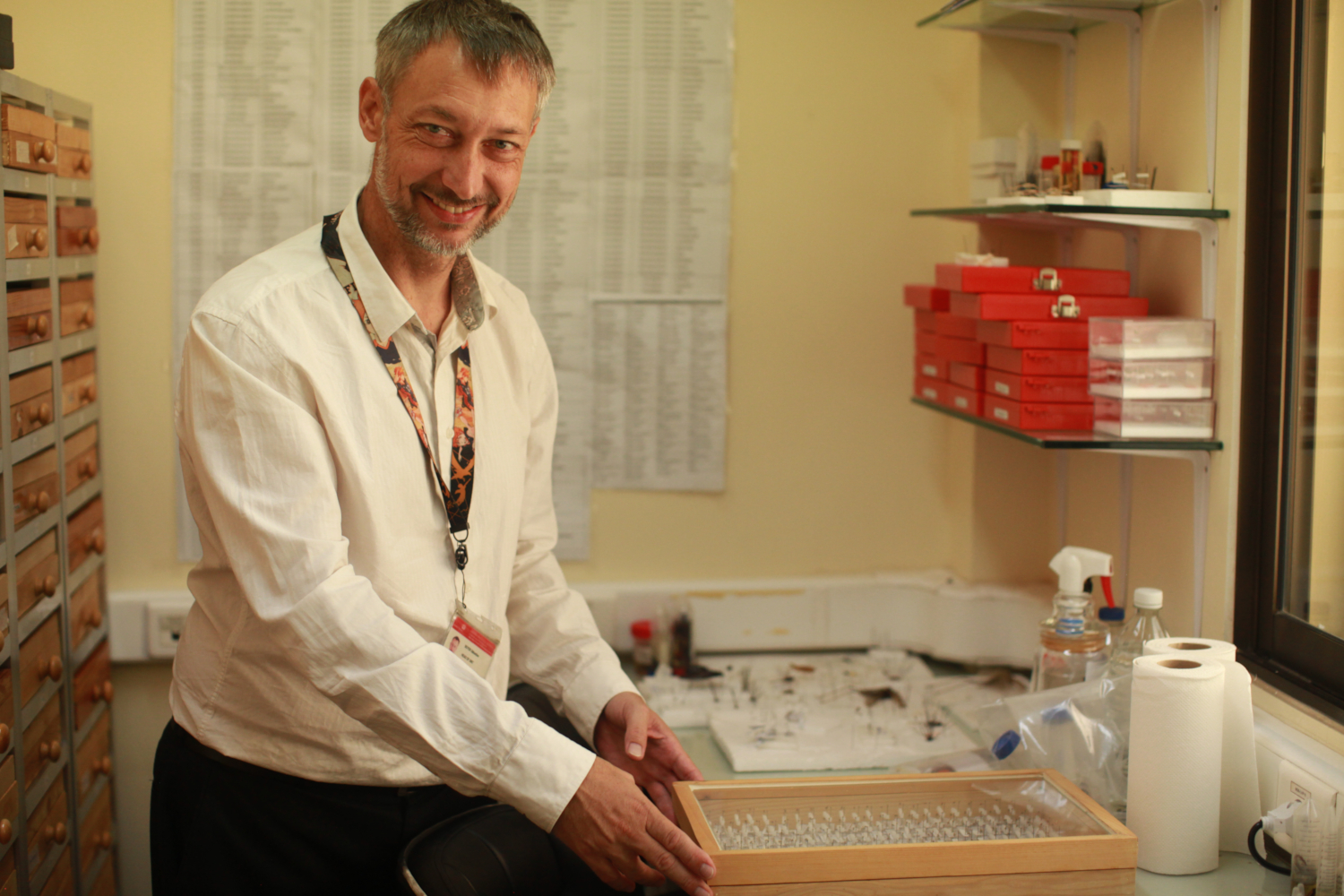 Sébastien BOYER et une partie de sa collection de moustiques © Globe Reporters