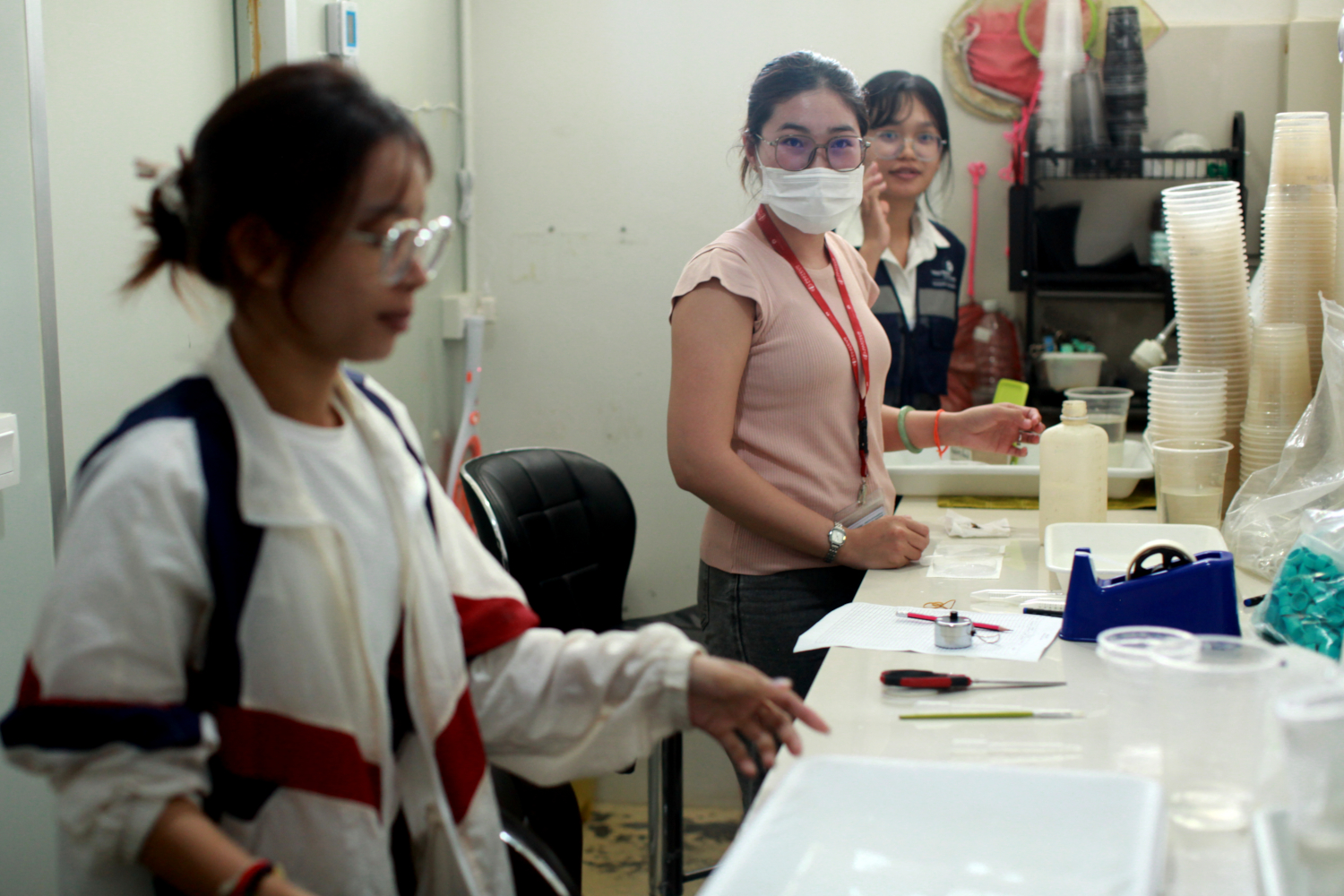 Les collaboratrices de Sébastien font le décompte d’une «&nbsp;récolte&nbsp;» de moustiques © Globe Reporters