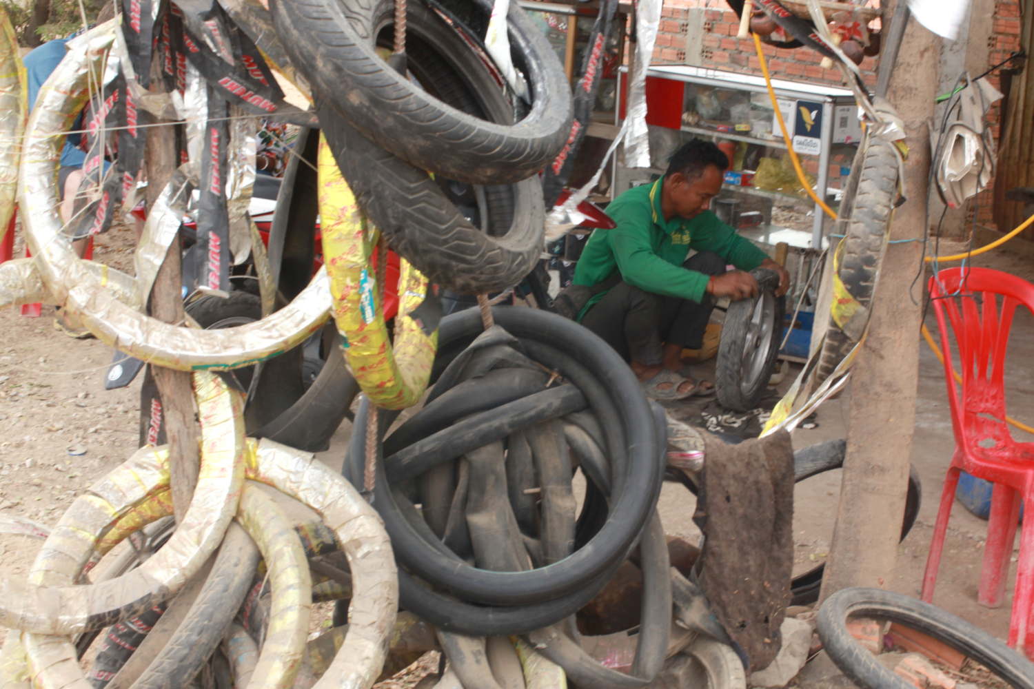Mao répare la roue du scooter de notre envoyé spécial © Globe Reporters