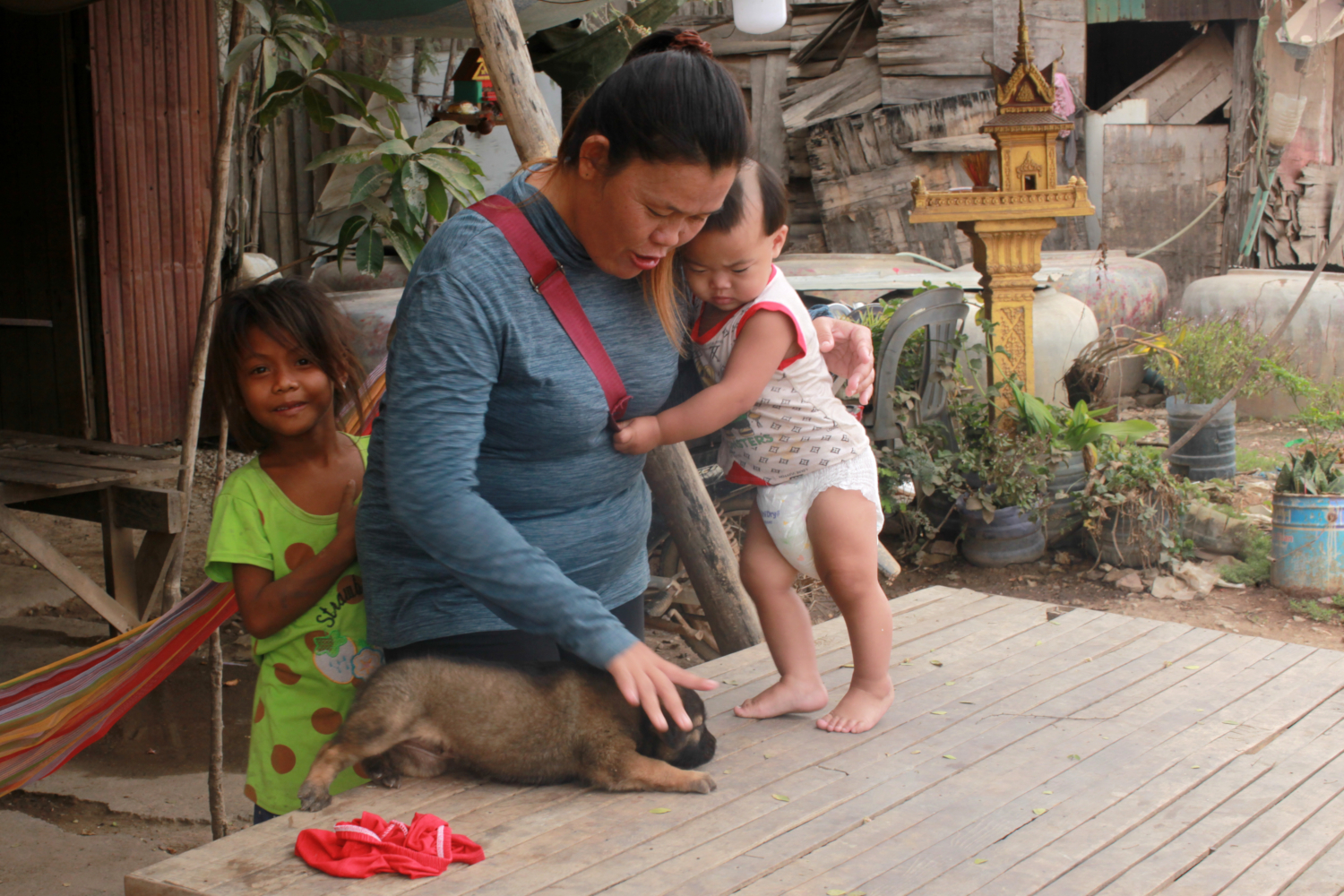 La voisine de Mao, sa fille et le bébé dont elle a la garde © Globe Reporters