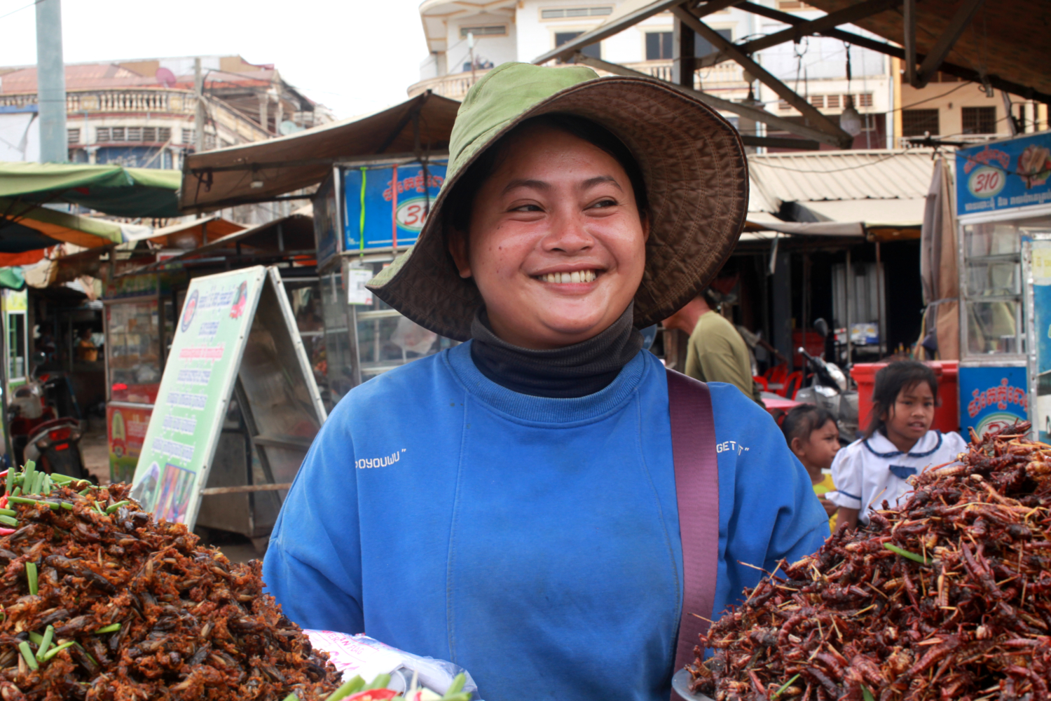 Kim Hong, vendeuse d’insectes sur le marché de Skun © Globe Reporters