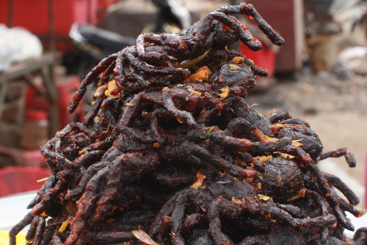 Mygales frites sur l’étal de Kim Hong au marché de Skun © Globe Reporters