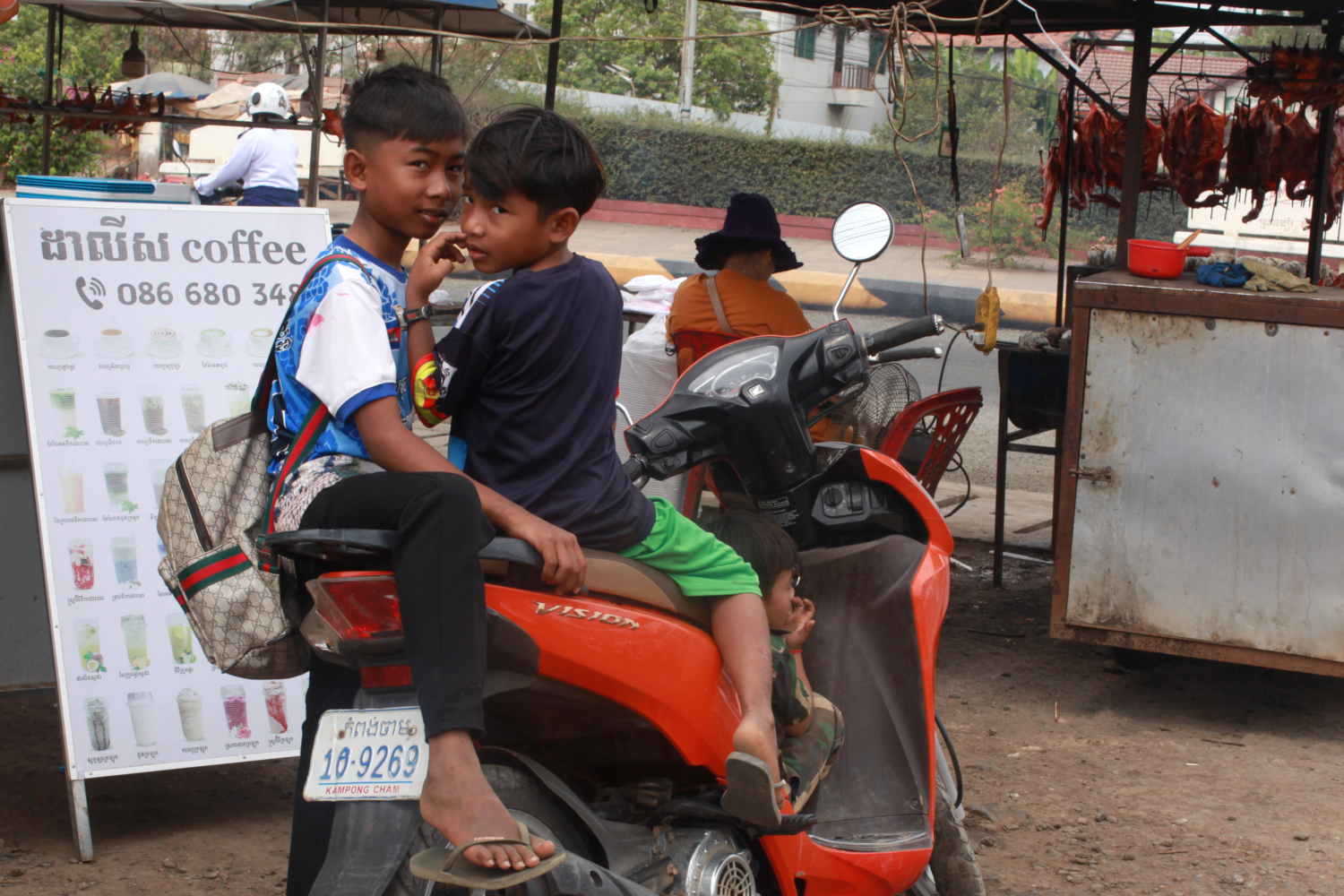Enfants au marché de Skun © Globe Reporters