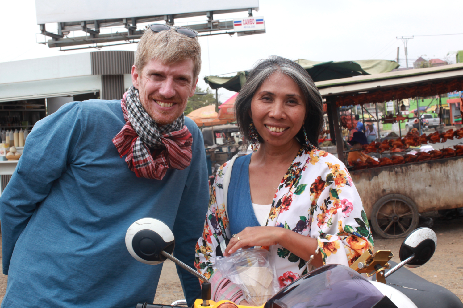 Bertrand et sa femme Roas au marché de Skun © Globe Reporters