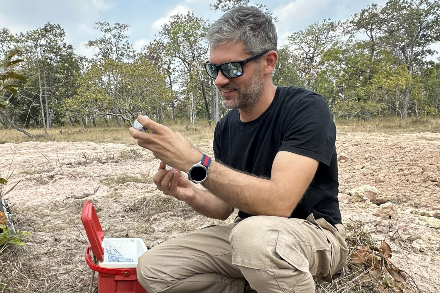 Le travail de Romain est un travail de terrain © Jeremy Holden Rising Phoenix