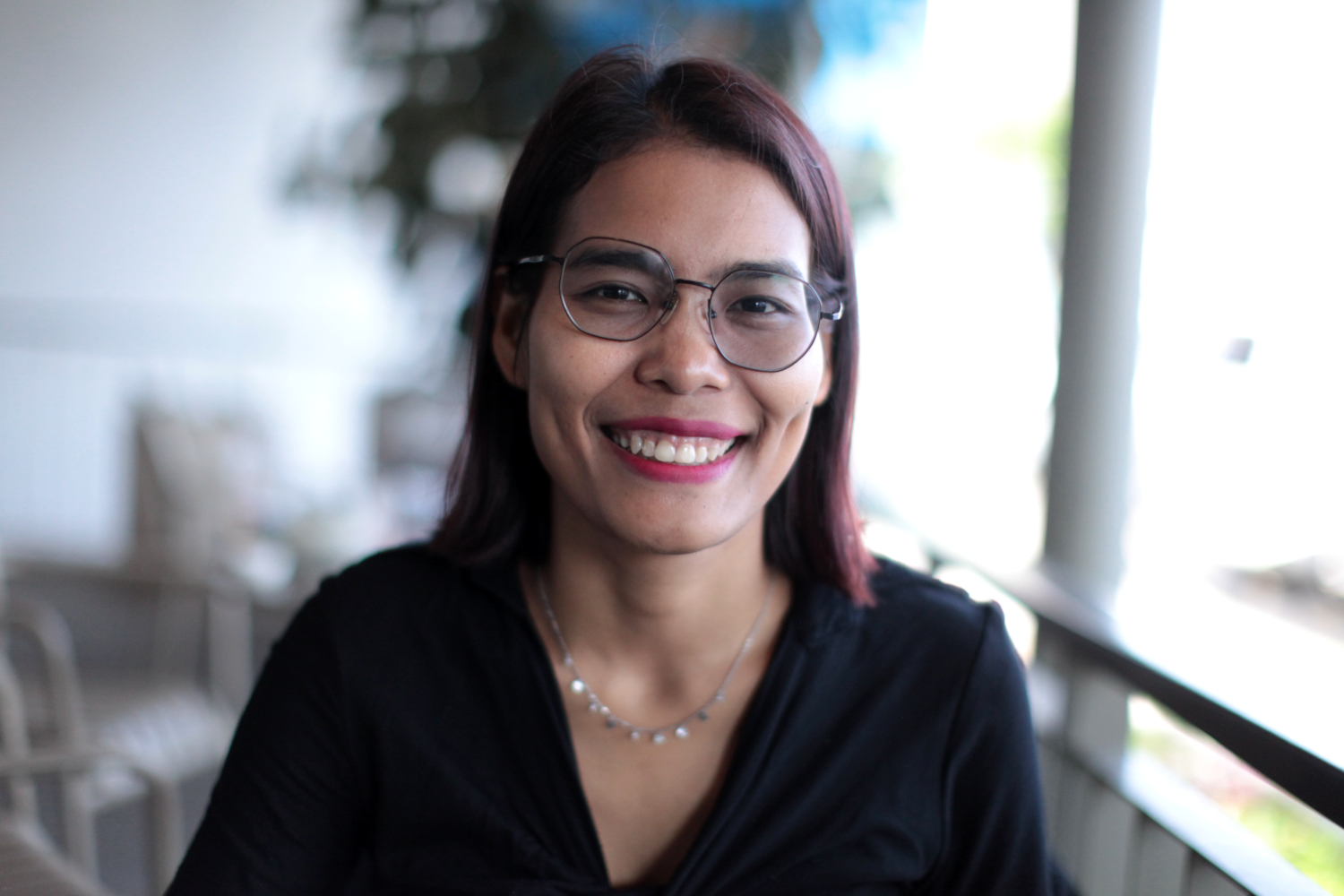 Ol CHIN dans le café où notre envoyé spécial l’a rencontrée © Globe Reporters