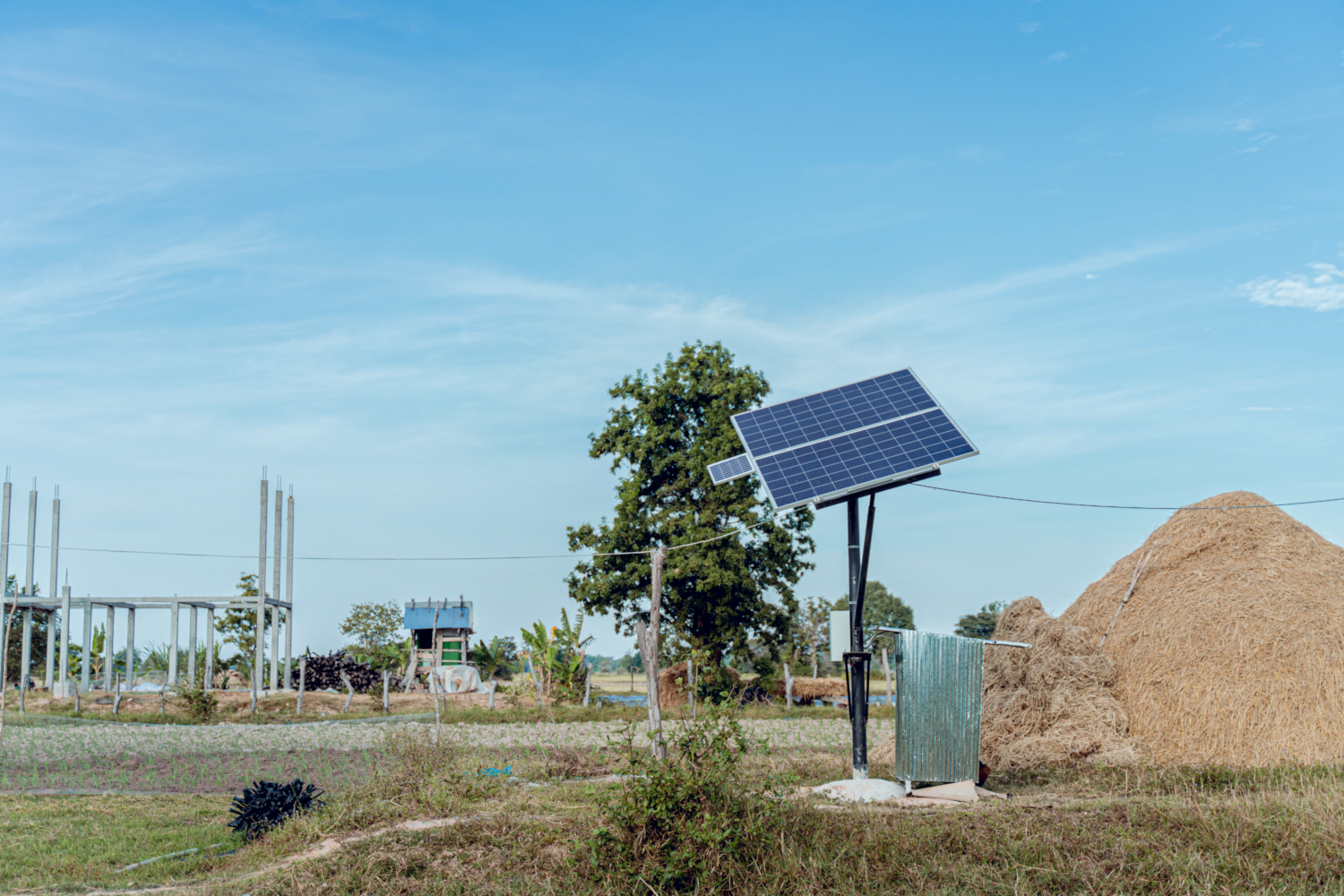 Installation de panneaux solaires dans la campagne cambodgienne © Ol CHIN