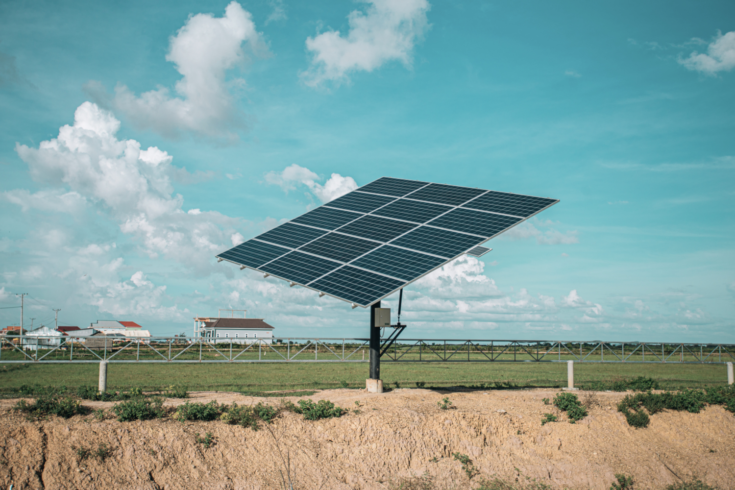 Installation de panneaux solaires dans la campagne cambodgienne © Ol CHIN