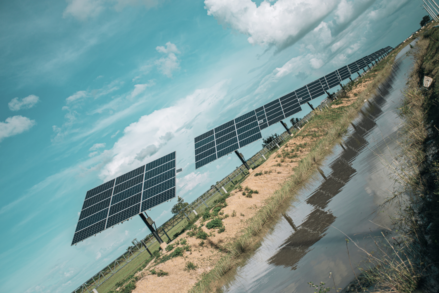 Installation de panneaux solaires dans la campagne cambodgienne © Ol CHIN