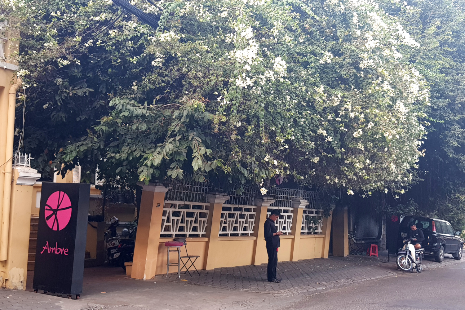 Entrée du showroom Ambre de Romyda KETH © Globe Reporters