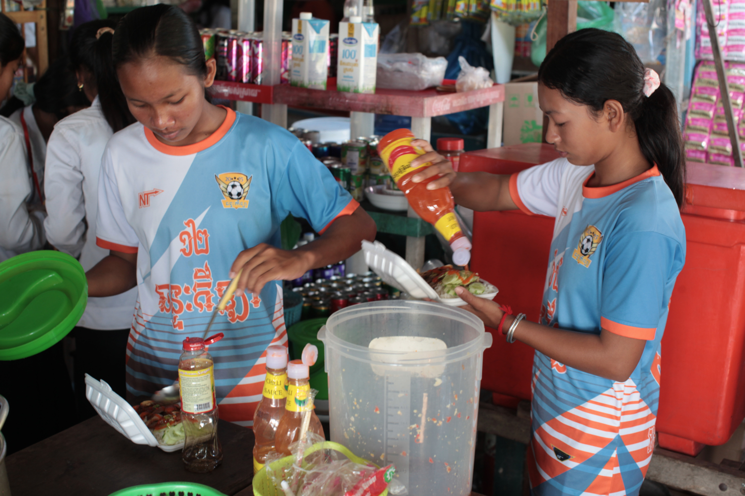 Les élèves du collège préparent leur déjeuner dans des emballages en polystyrène qui contribuent à la pollution du lac de Tonlé Sap © Globe Reporters