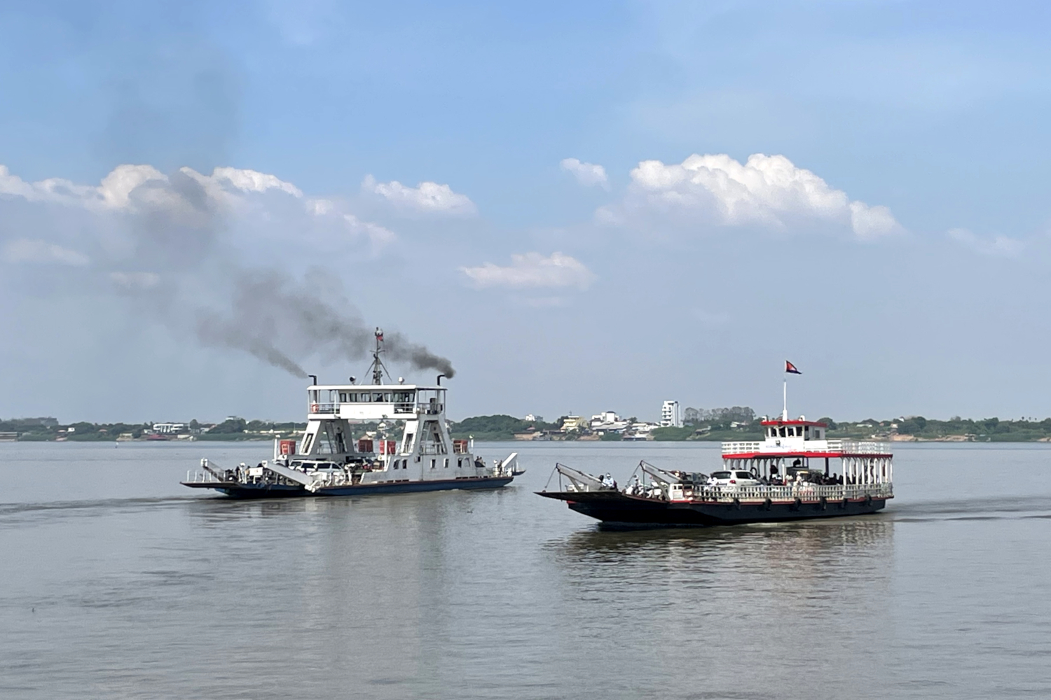 Deux des nombreux bacs qui assurent la liaison sur le Mékong entre Phnom Penh et Arey Ksart © Globe Reporters