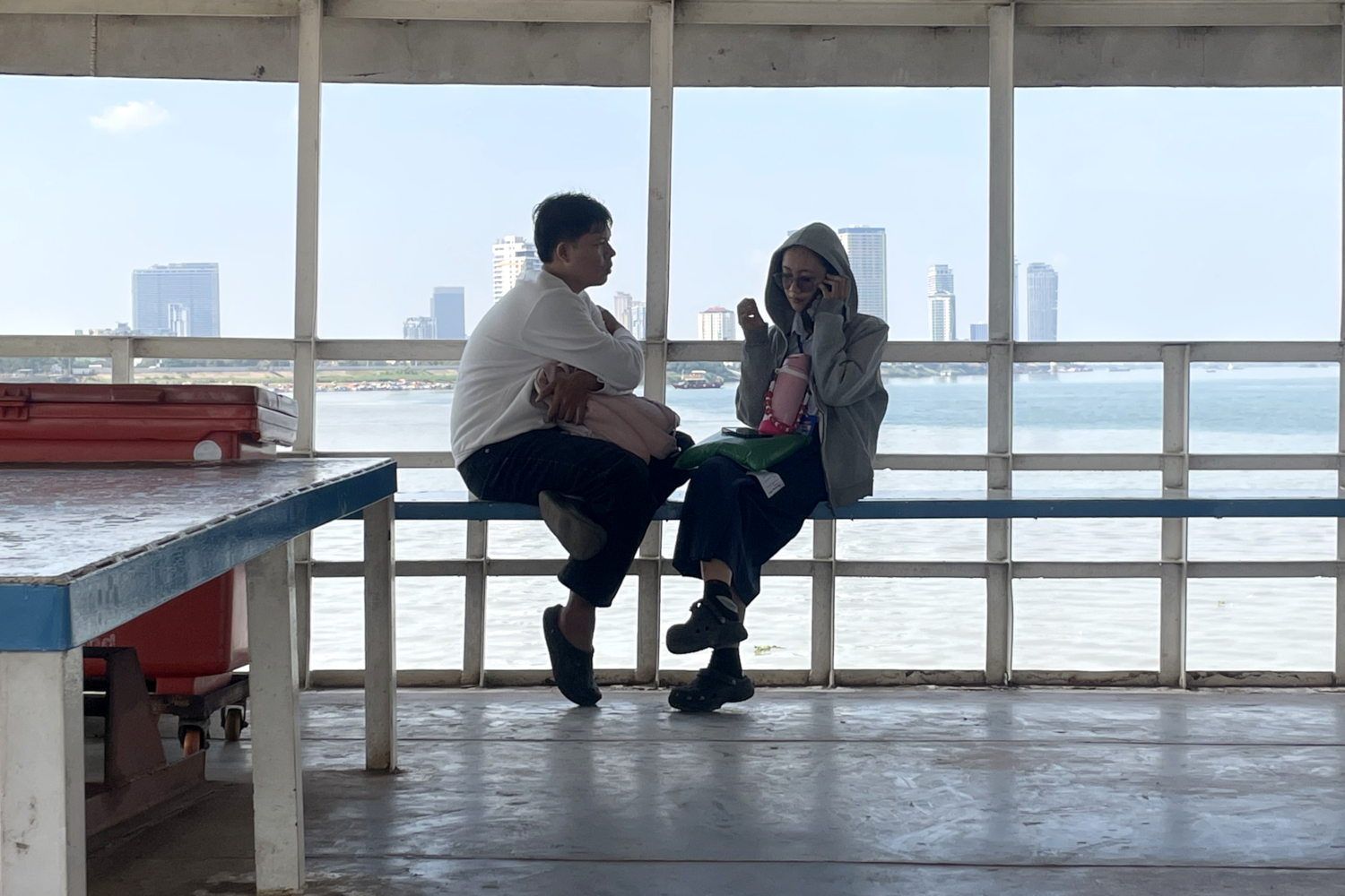 Jeune couple sur le bac qui emmène notre envoyé spécial à Arey Ksart © Globe Reporters