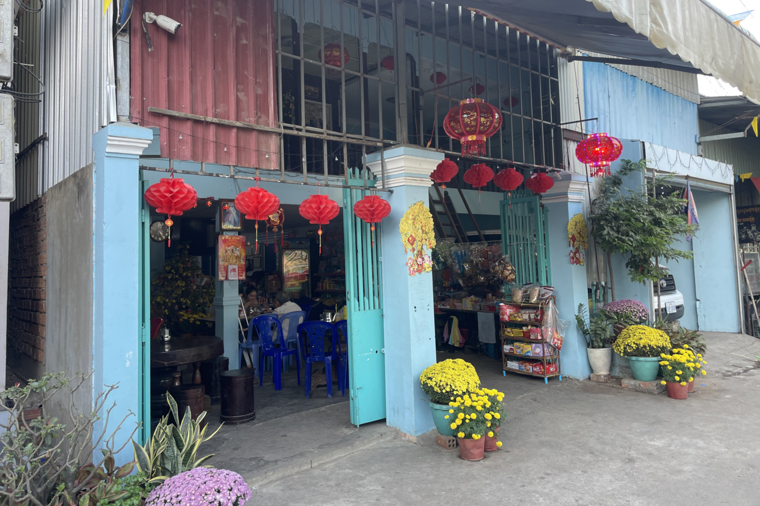 Décorations pour la fête du Têt dans une rue d’Arey Ksart principalement habitée par des Vietnamiens © Globe Reporters