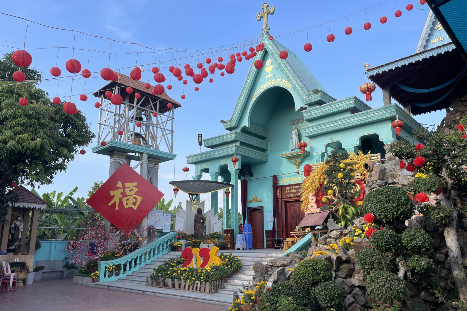 L’église Marie-Reine-de-la-Paix de de la communauté chrétienne vietnamienne du quartier décoré à l’occasion de la fête du Têt © Globe Reporters