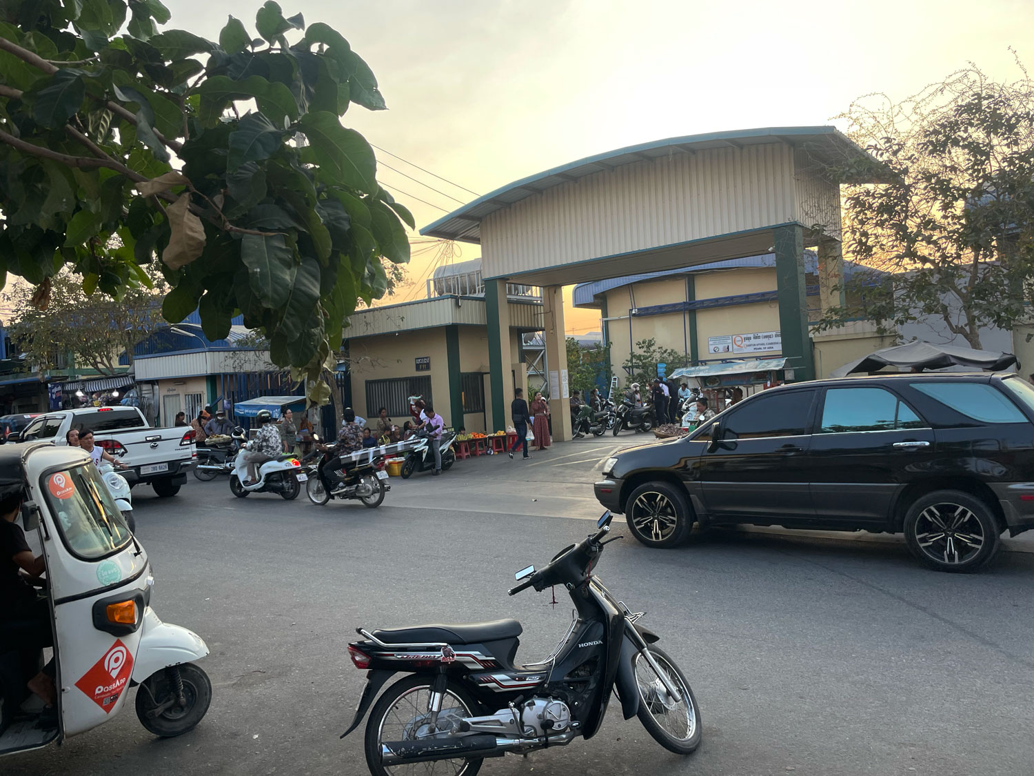 Entrée de l’usine Quantum Apparel (Cambodia) Ltd. Elle est spécialisée dans la confection de prêt-à-porter, notamment lingerie, bandeaux, vestes, soutiens-gorge et sous-vêtements en coton ou synthétiques © Globe Reporters