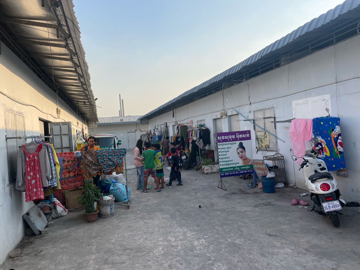 Pour améliorer ses revenus, l’ouvrière Sokram a installé un salon d’esthétique dans son logement © Globe Reporters