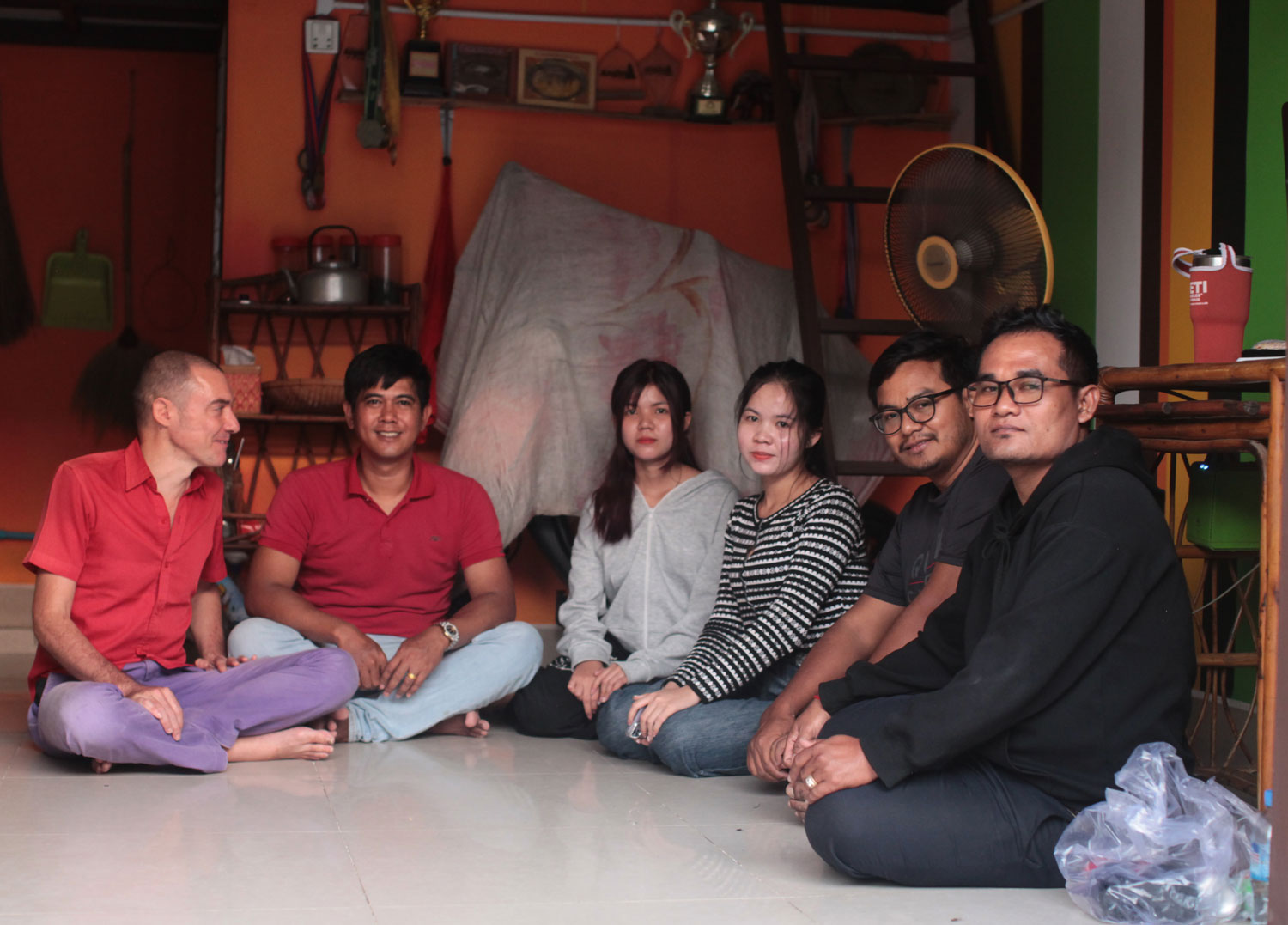 Avant l’interview, Yann fait la présentation de la délégation venue pour l’interview © Globe Reporters