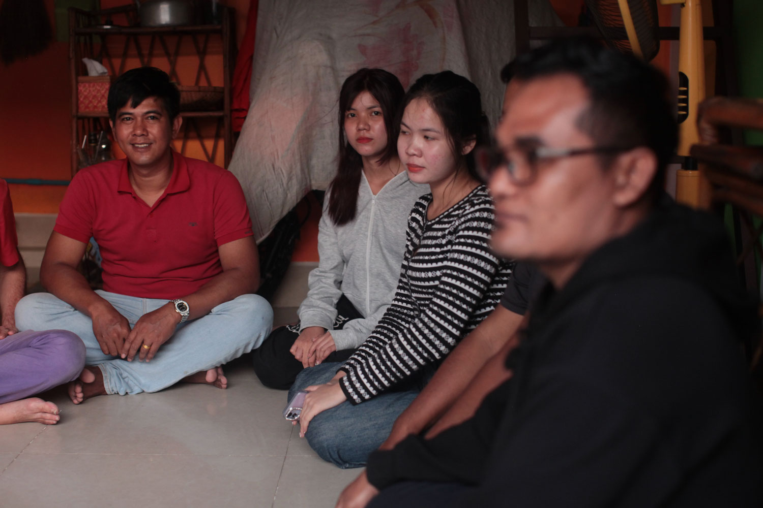 En polo rouge, le syndicaliste Aun Chayna © Globe Reporters