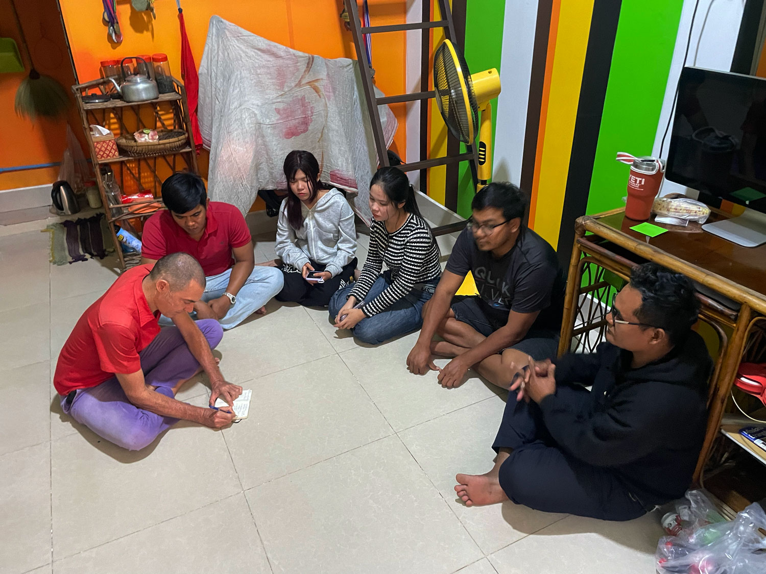 Pour ne pas oublier d’informations, Yann prend des notes qui l’aide dans sa traduction des réponses de Aun Chayna © Globe Reporters