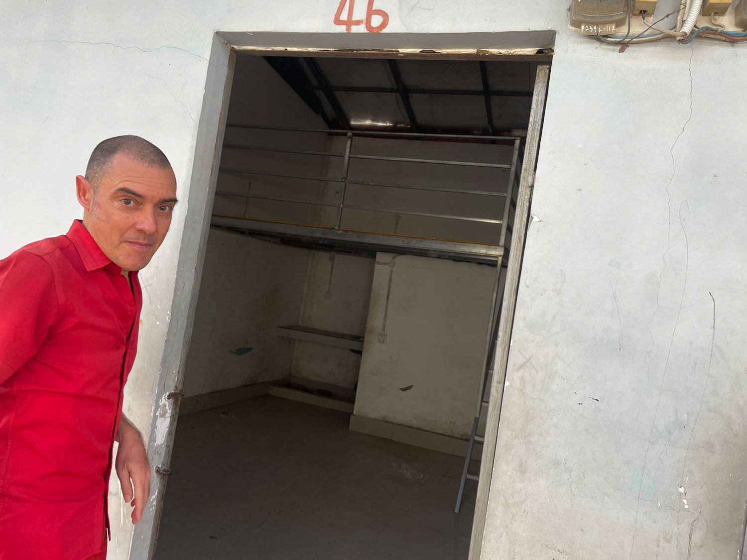 Après l’interview, Yann montre un studio vide de la cité où il habite © Globe Reporters