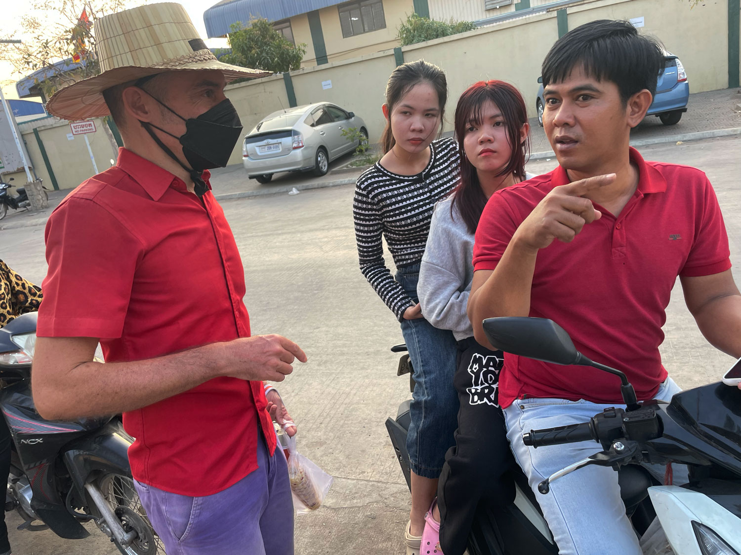 La délégation venue pour l’interview repart. Le temps des salutations © Globe Reporters