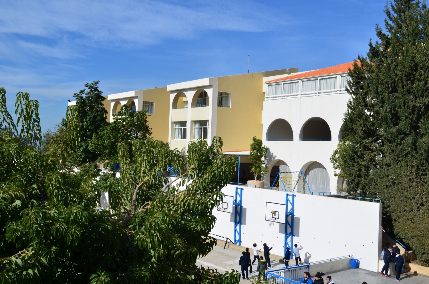 Façade de l’école primaire et de la maternelle : apparaît aussi un petit terrain de basket réservé aux élèves de 6e . Les élèves portent l’uniforme, c’est le même au collège et au lycée © Racha KASSIR (élève de Seconde A)