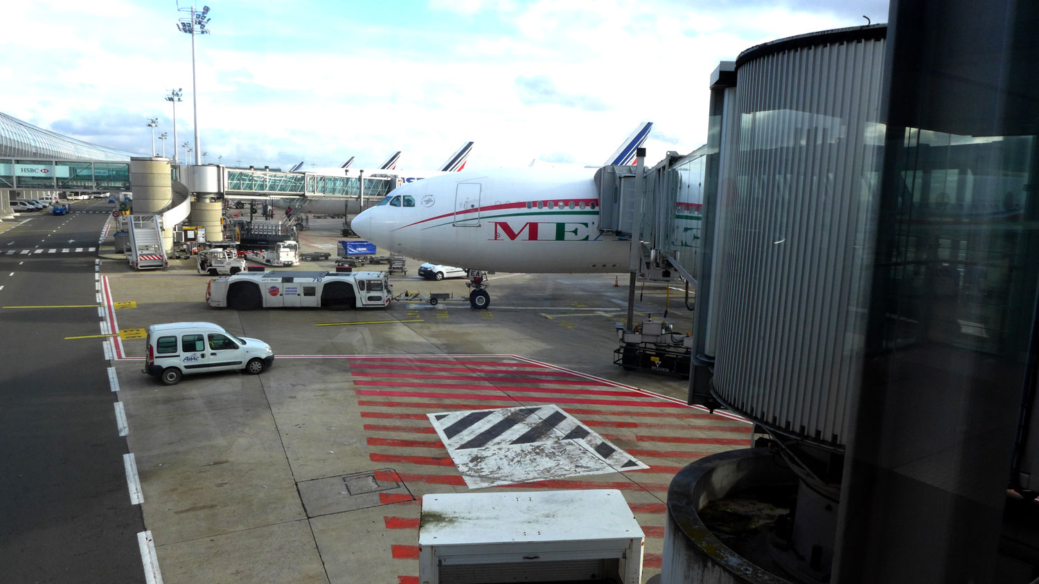 Aéroport Roissy Charles de Gaulle, terminal 2, embarquement pour Beyrouth à bord de la compagnie Middle East Airlines qui est la compagnie aérienne nationale libanaise.