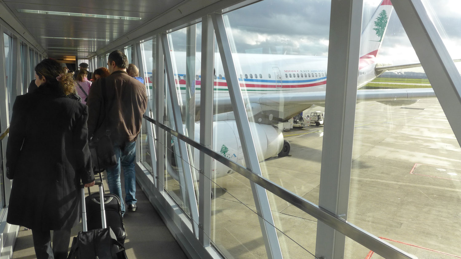 L’avion est quasiment complet. Les passagers ont beaucoup de bagages. Mon siège est le 40H.