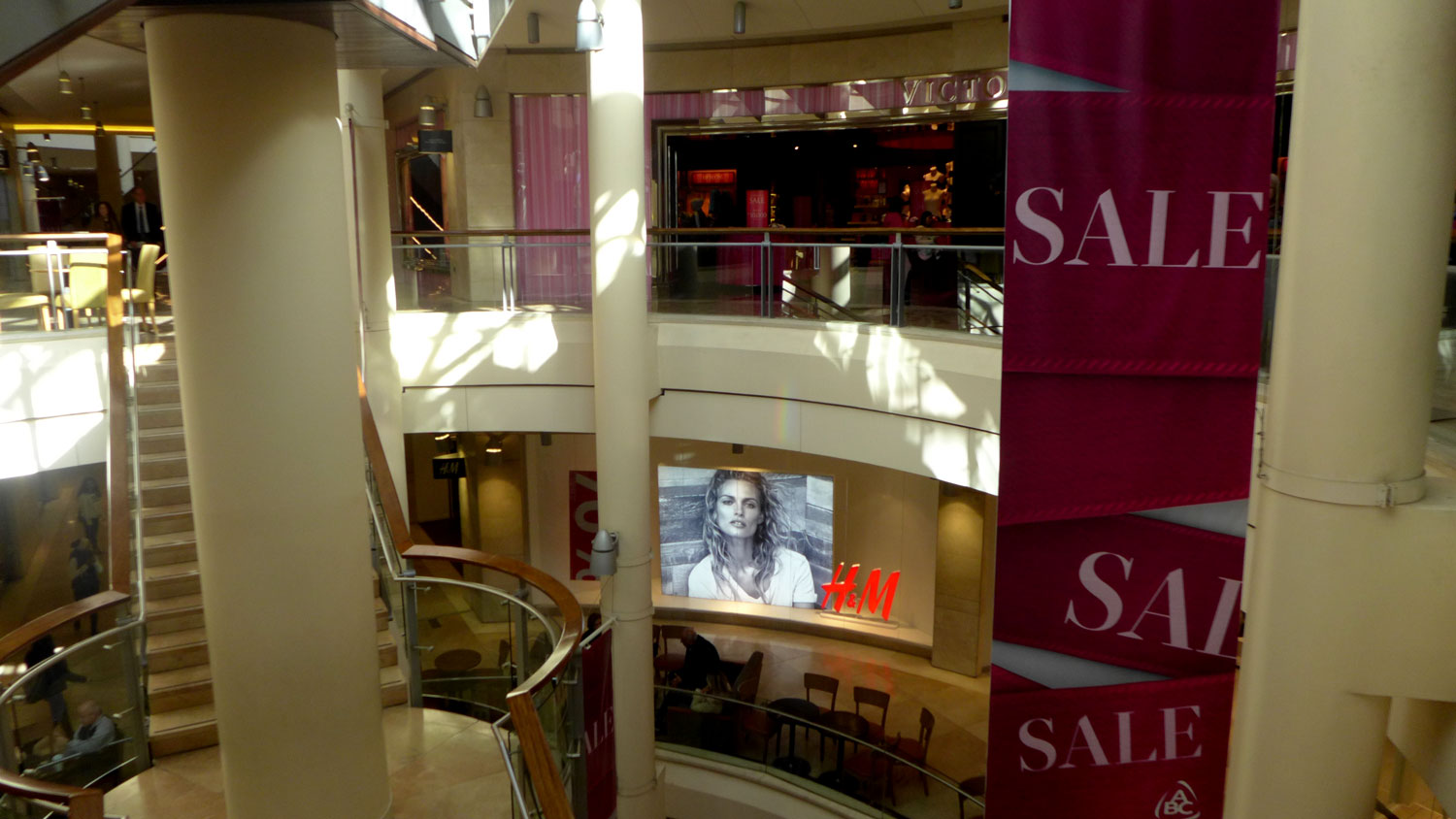 Des boutiques de mode et des soldes.