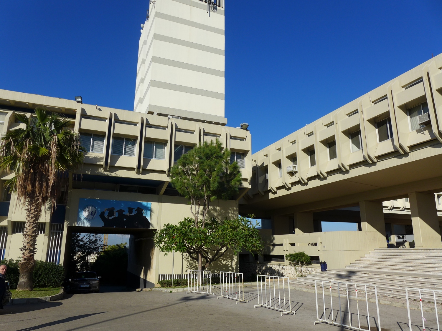 Le campus des sciences et technologies de l’université de Saint-Joseph est un bâtiment moderne qui surplombe Beyrouth © Globe Reporters