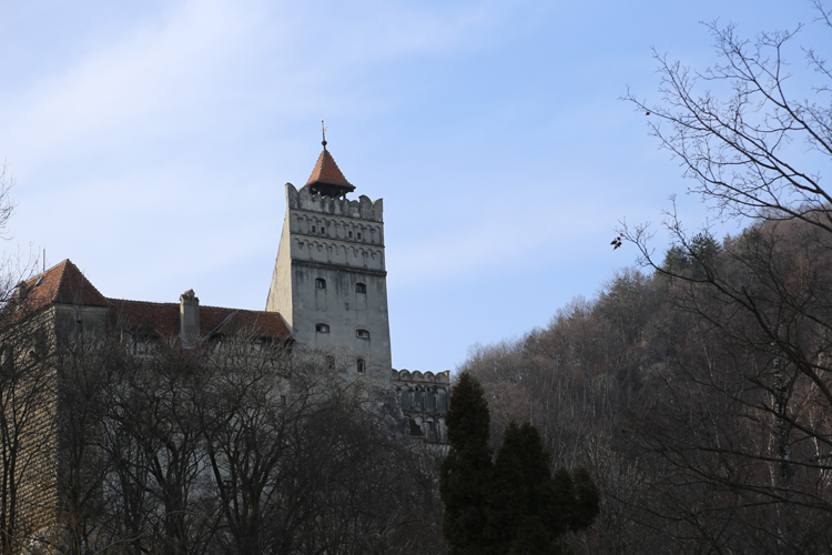 Le château, perché sur sa colline