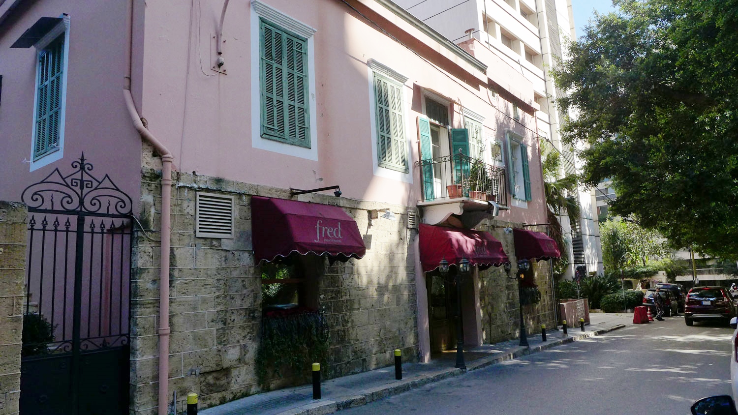 Dans la rue où se trouve le restaurant « Chez Fred ».