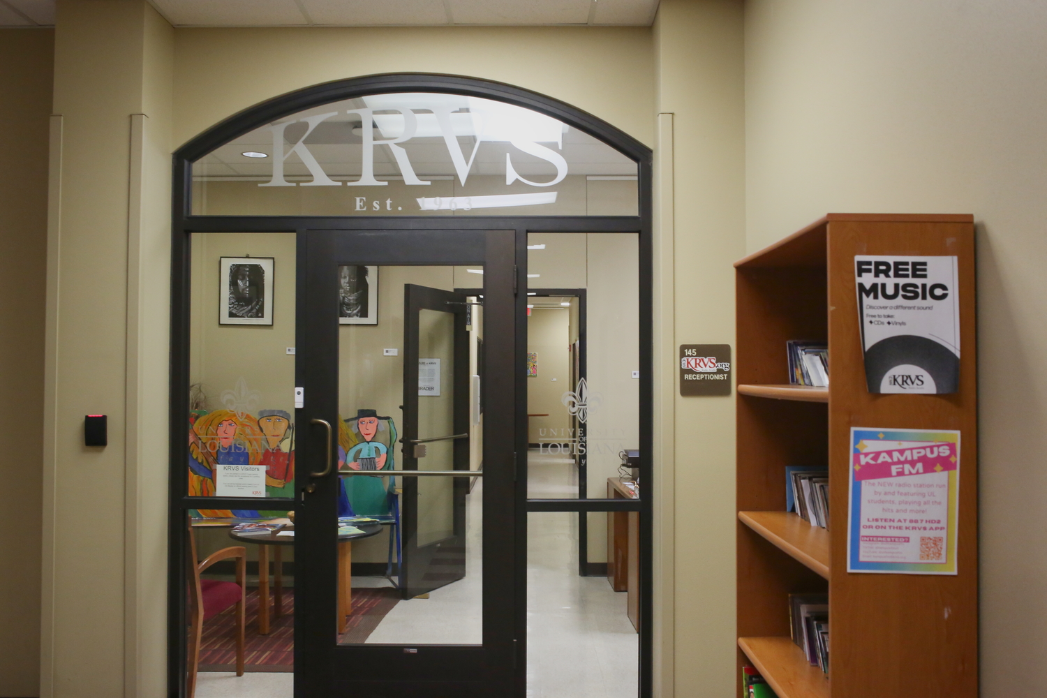 L’entrée de KRVS – Radio Acadie © Globe Reporters