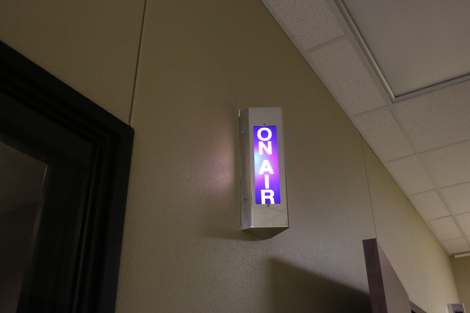 La lumière « On Air » est allumée quand quelqu’un enregistre dans le studio © Globe Reporters