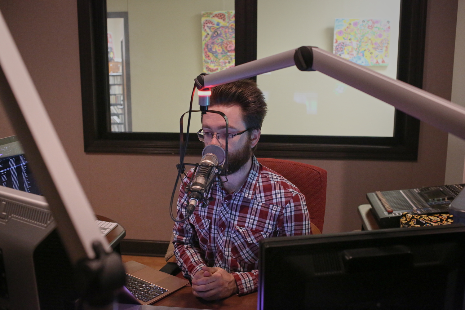 Colby en plein direct dans le studio d’enregistrement © Globe Reporters