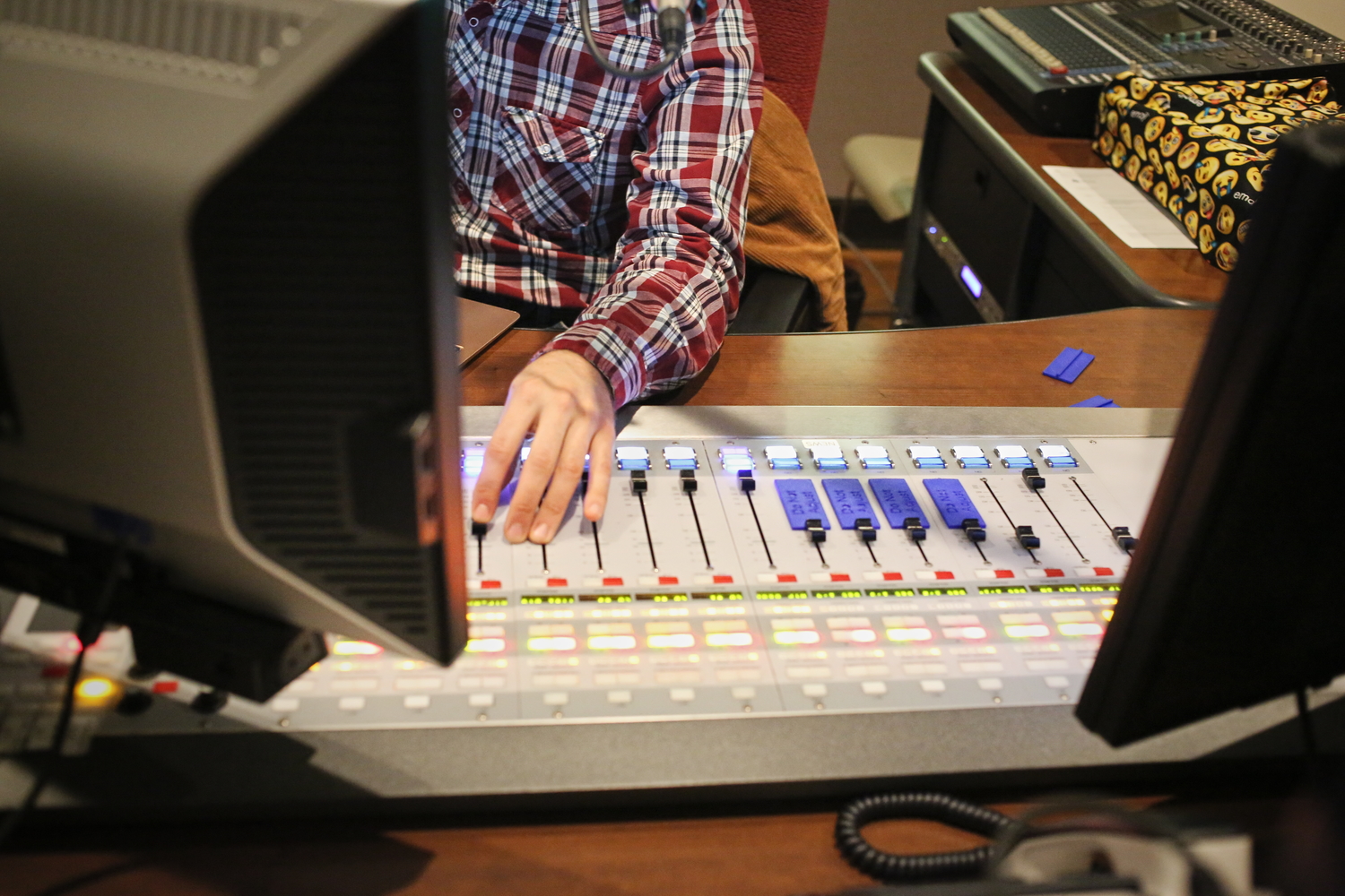 La table de mixage dans le studio. Dans d’autres radio, généralement plus grandes, un ingénieur son s’occupe du mixage dans une salle située à côté, avec une fenêtre qui les sépare © Globe Reporters
