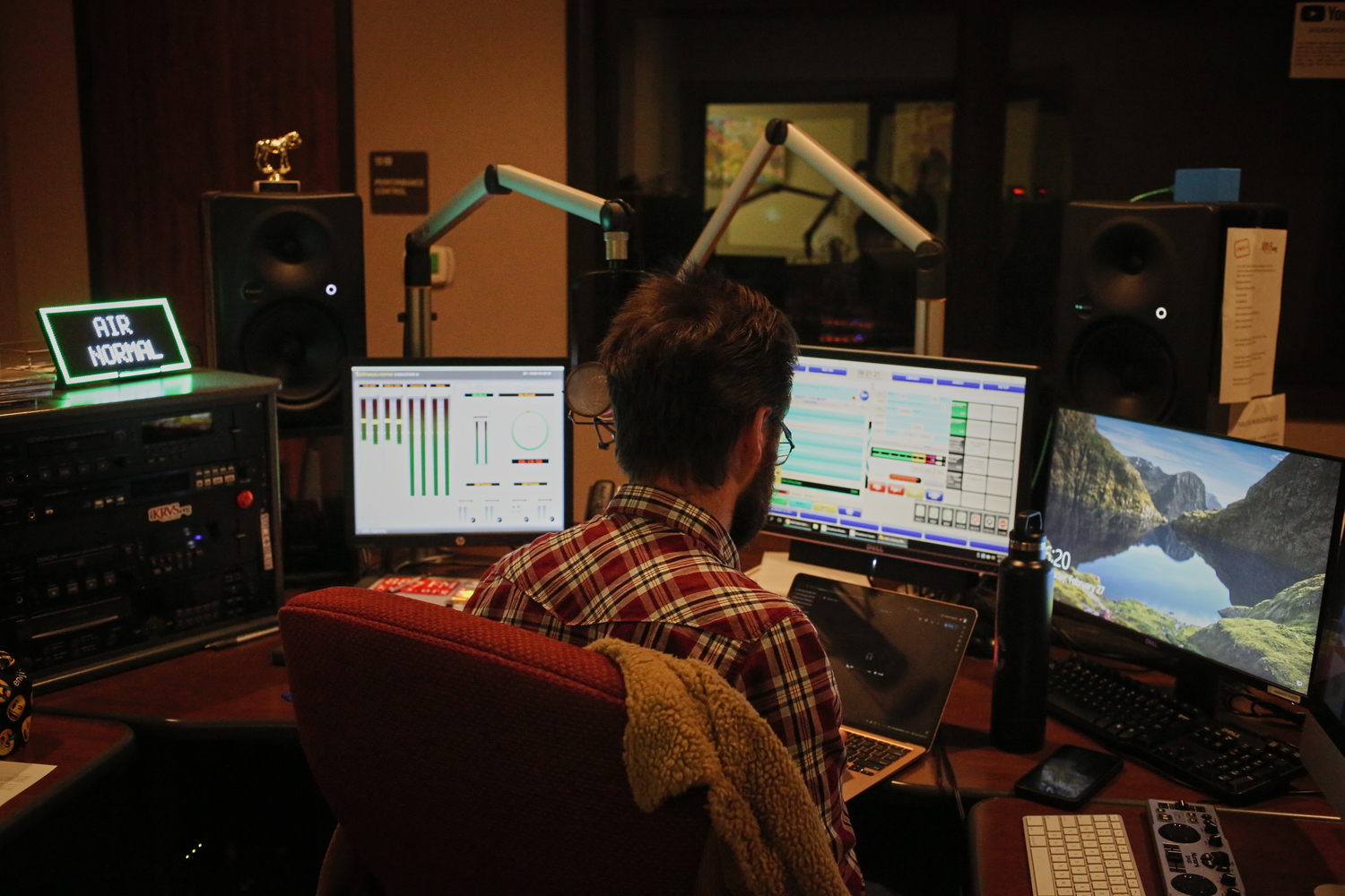 Pendant l’émission, Colby profite des pauses musicales pour faire des recherches et peaufiner ses annonces © Globe Reporters
